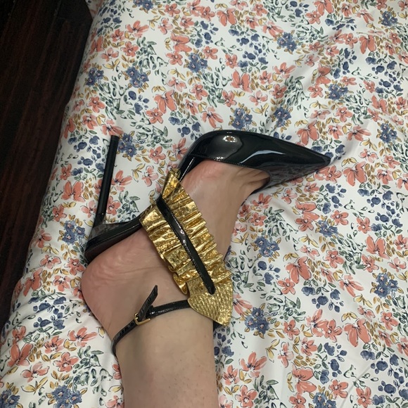 Saint Laurent patent leather high heel evening shoe with gold ribbon - Picture 6 of 10